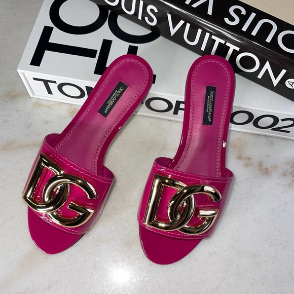 Dolce & Gabbana Patent leather slides with DG logo In Fuchsia - Picture 4 of 11